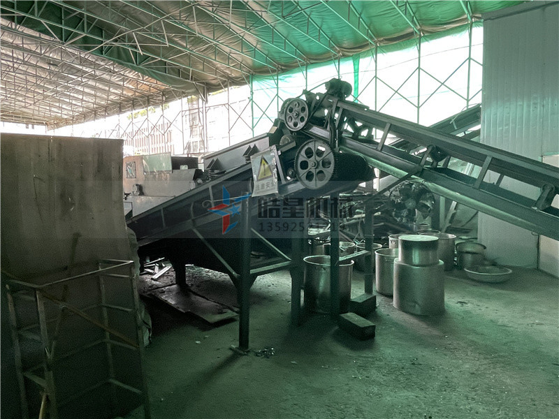 斷橋鋁破碎機(jī)<a href='http://qlnddj.cn/psxl/1279.html' target='_blank'><span>廢鋁破碎</span></a>分選現(xiàn)場