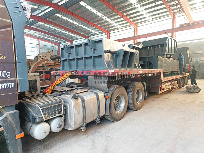 1800型<a href='http://qlnddj.cn' target='_blank'><span>鋁合金破碎機(jī)</span></a>設(shè)備裝車發(fā)貨