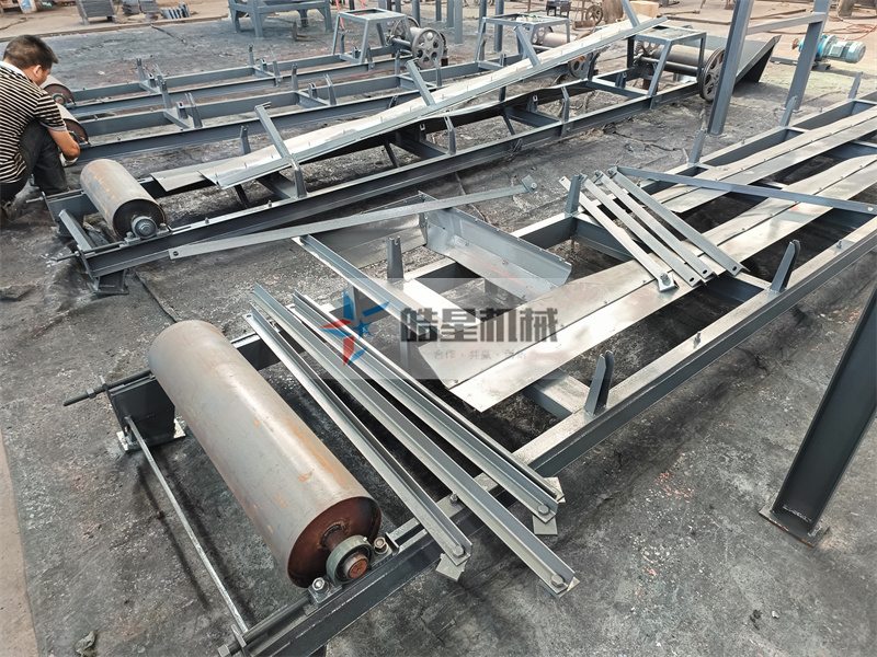 <a href='http://qlnddj.cn' target='_blank'><span>鋁合金破碎機(jī)</span></a><a href='http://qlnddj.cn/psxl/1279.html' target='_blank'><span>廢鋁破碎</span></a>分選設(shè)備輸送帶設(shè)備生產(chǎn)現(xiàn)場(chǎng)